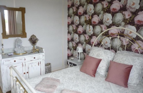 Sainte-Catherine-de-Fierbois Hotel | L'arum antique