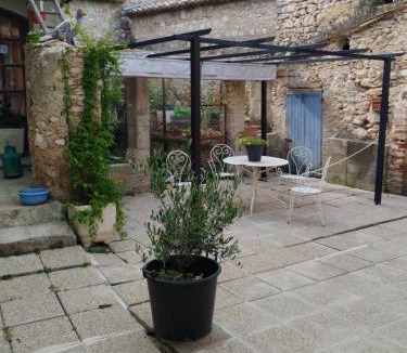 Verfeuil Apartment | L atelier de RAYMOND