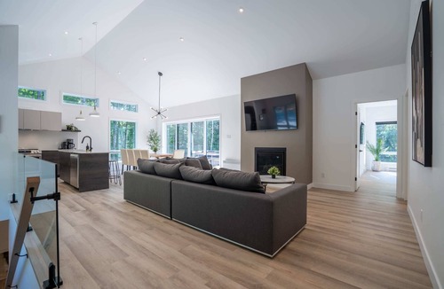 Pine Hill House | L'Atmosphère | Brand new chalet with spa