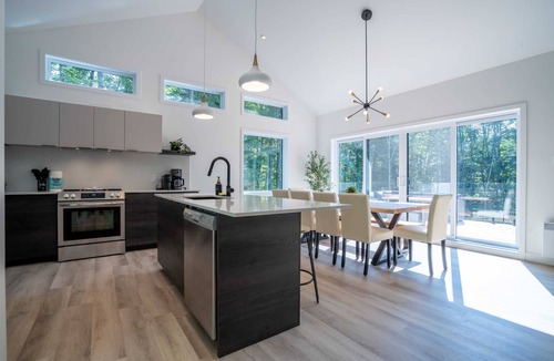 Pine Hill House | L'Atmosphère | Brand new chalet with spa