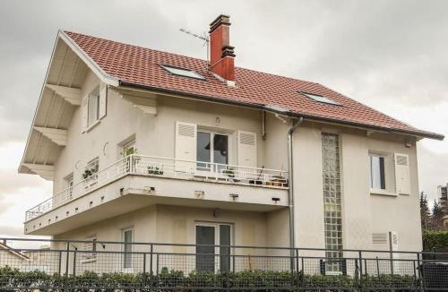 Voiron Apartment | L'atticisme : Jacuzzi & Parking