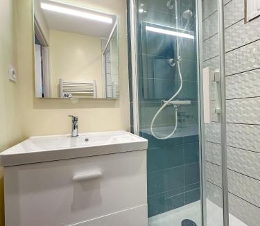 Quartier des Eaux-Claires Apartment | L'aube Climatisation Parking 2 chambres