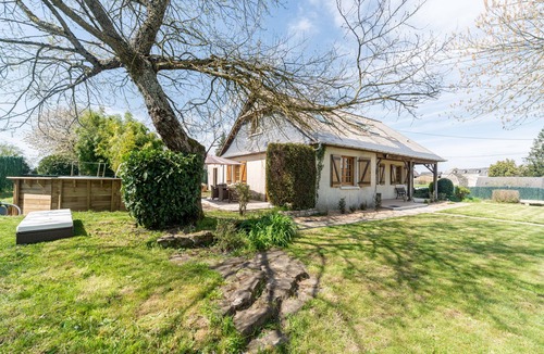 Torce-Viviers- en-Charnie House | L'Aubepine - Gite avec piscine et jacuzzi