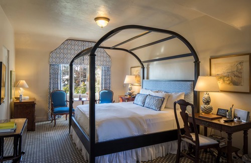 Golden Rectangle Hotel | L Auberge Carmel