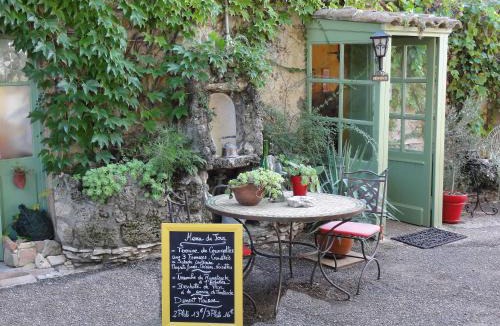 Granges-les-Beaumont Hotel | L'Auberge des Collines