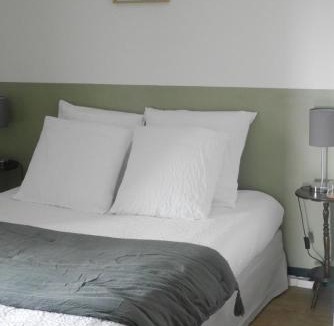 Saint-Pierre-du-Champ Bed & Breakfast | L'Auberge du Campos