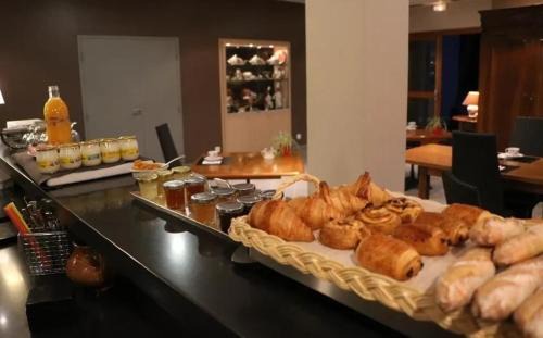 Chavanoz Hotel | L'AUBERGE DU RHONE