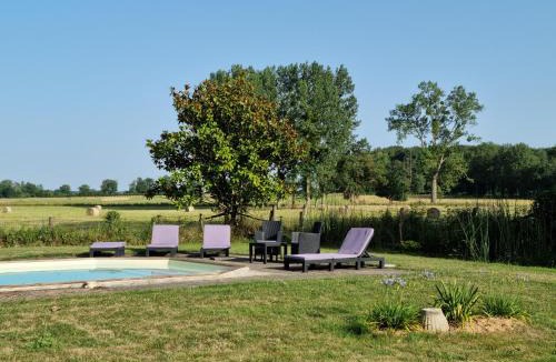 La Suze-sur-Sarthe Bed & Breakfast | L'Aupinouse Chambre double (ou triple) Bouton d'Or avec salle d'eau privative