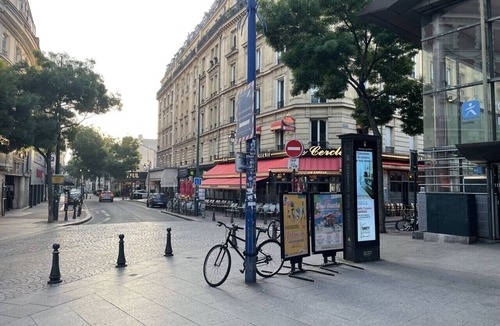 Asnieres-sur-Seine Apartment | L'Authentique 10 minutes from Paris: Comfort and accessibility!