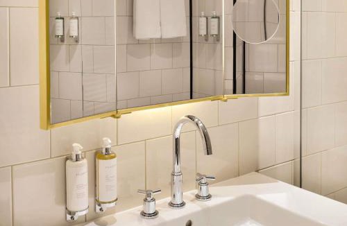 Quartier de la Porte-Saint-Denis Hotel | l'Echiquier Opéra Hotel Paris - MGallery Collection