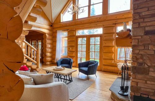 Fiddler Lake Resort Ski Chalet | L'Echo Boreal - Hot tub & Private Lake Access