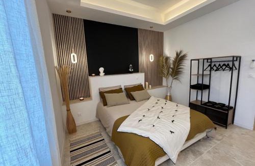 Aigues-Mortes Medieval City House | L Ecrin de Gambetta - Maison cosy intra-muros avec parking inclus