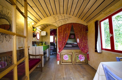 Tauriac-de-Naucelle Bed & Breakfast | L'ecrin du Segala - La roulotte