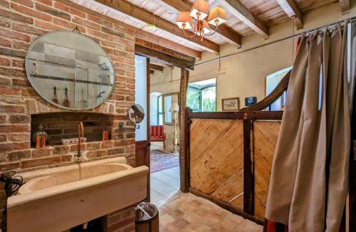 Ingrandes Apartment | L'Ecurie Former stable with charm and light