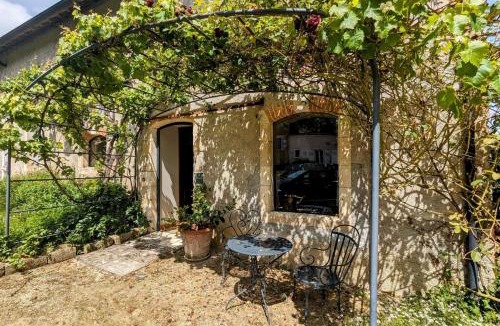 Ingrandes Apartment | L'Ecurie Former stable with charm and light