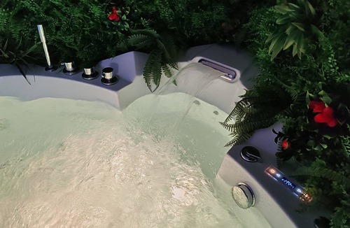 Saint-Pierre - Rene II - Bonsecours House | l'Eden, atypical house, relaxation area with Jacuzzi bathtub