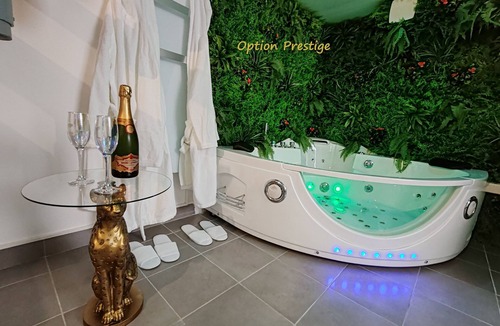 Saint-Pierre - Rene II - Bonsecours House | l'Eden, atypical house, relaxation area with Jacuzzi bathtub
