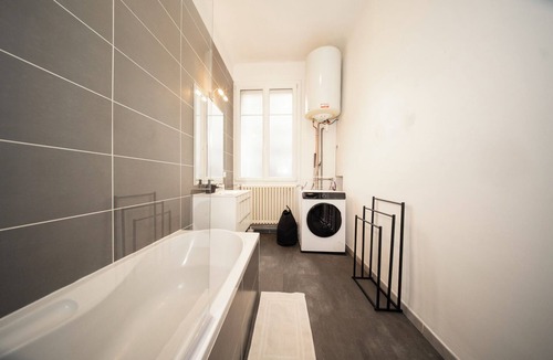 Chambery Apartment | L'Élégance - Cozzy & Chill (2-bedroom apartment with parking)