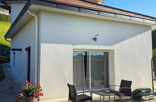 Bilieu House | L'EMERAUDE suite lake view/swimming pool/beach 10 min walk away