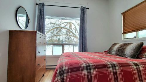 Rock Forest Ski Chalet | L'EMERAUDE sur la rivière Magog