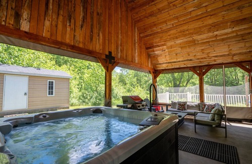 Sainte-Emelie Cottage | L`Enchanteur |Hot Tub | River & Kayaks |EV Charger