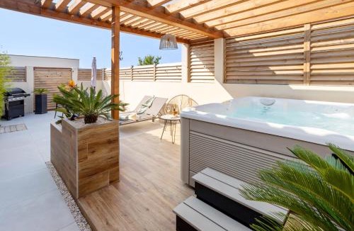 Le Somail Apartment | L'entre deux-suite romantique - jacuzzi privatif - clim réversible - wifi