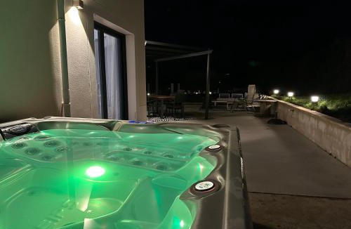 La Queue-les-Yvelines House | L'Escale du Roy - Détente & Jacuzzi by Vyvea