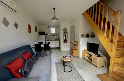 Pont-Saint-Esprit Apartment | l'escale duplex gîte with private terrace