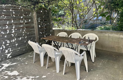 Pont-Saint-Esprit Apartment | l'escale duplex gîte with private terrace