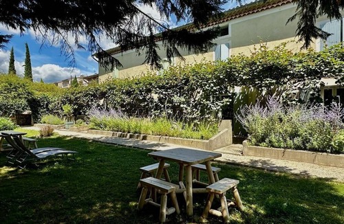 Pont-Saint-Esprit Apartment | l'escale duplex gîte with private terrace