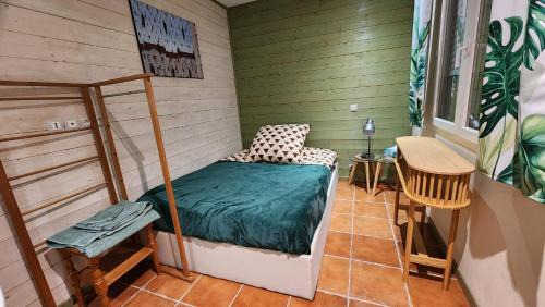 Blagnac House | L'Escale - private bed, shower room & kitchen