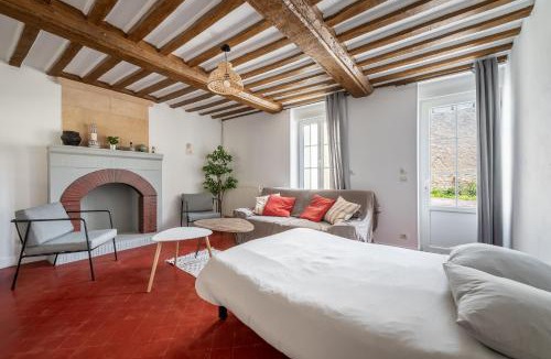 Luc-sur-Mer House | L'escalier rouge - Maison rénovée avec cour