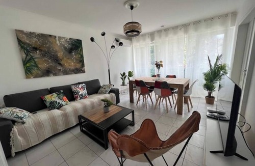 Alco Apartment | L'Escapade: Apartment with air-conditioning and balcony