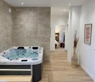 Melesse Apartment | L'Escapade - Appartement avec jacuzzi