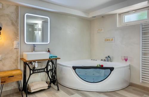 Tournedos-Bois-Hubert Apartment | L'Escapade Enchantée - Spa, Cheminée et Cinéma