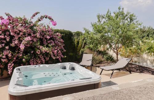 Villalbe House | L'Escapade Jaune - Jacuzzi, Wi-Fi, tout équipée