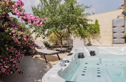 Villalbe House | L'Escapade Jaune - Jacuzzi, Wi-Fi, tout équipée