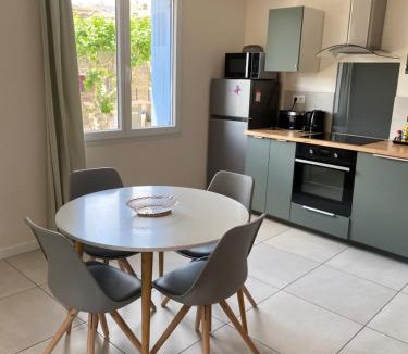 Puisserguier Apartment | L'esplanade, appartement en centre-ville au calme