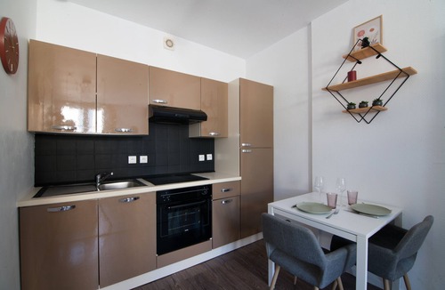 Saint-Andre-les-Vergers Apartment | L'Etudiant - charmant studio
