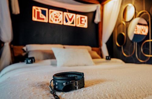 Evreux Apartment | L'Eure de Luxure Loveroom Suite in Normandy