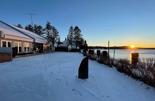 Lac-Sergent House | L'Évasion au Lac Sergent with spa, waterfront