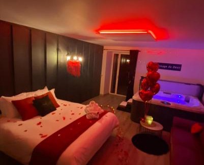 Prinquiau House | L'Evasion chambre MONTMARTRE avec Jacuzzi privatif