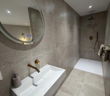 Fontaine-Notre-Dame Apartment | L'Hakuna II - Suite et Spa