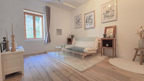 Airvault House | L'Hirondelle