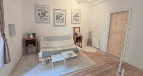 Airvault House | L'Hirondelle