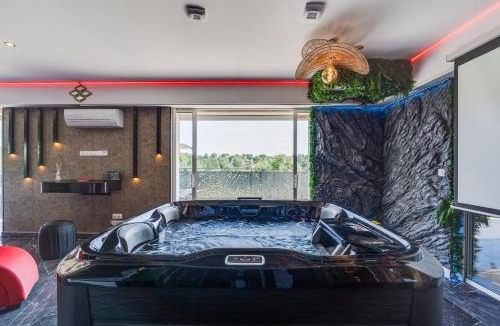 Vieille-Toulouse Apartment | L'Horizon - Suite romantique avec jacuzzi, sauna, piscine & vidéo projecteur