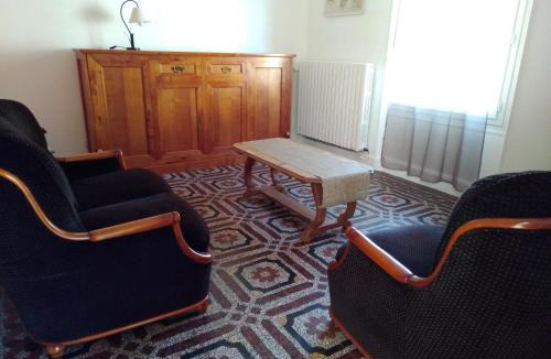 Conflans-sur-Seine House | L Hote Saison