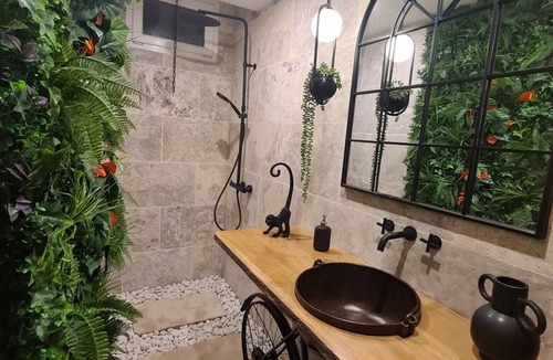 Segre Apartment | L'improbable, Atypique et Chaleureux