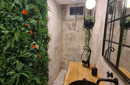 Segre Apartment | L'improbable, Atypique et Chaleureux