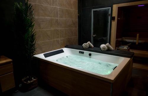 Saint-Martin-du-Littoral House | L'inattendu - Escapade romantique et spa privatif - jacuzzi, sauna, hammam